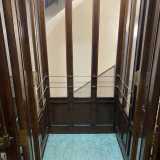 ...con decorazioni interne in ottone